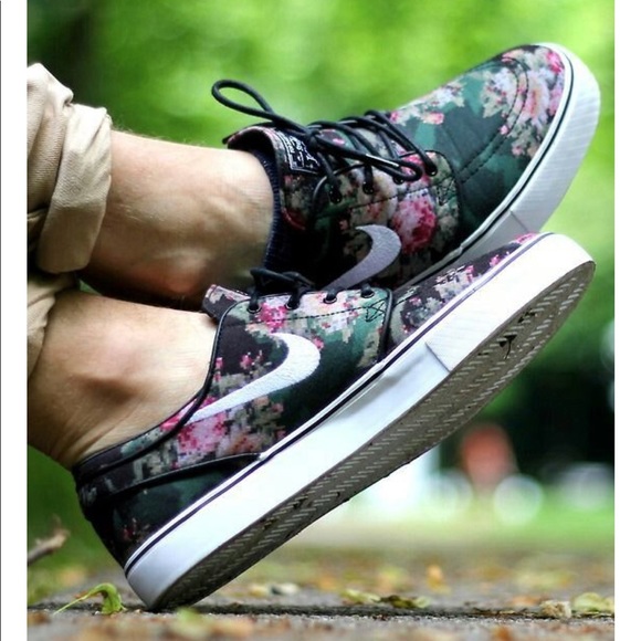 Nike Shoes - Nike Zoom Janoski Floral Camo Shoes 🌴
